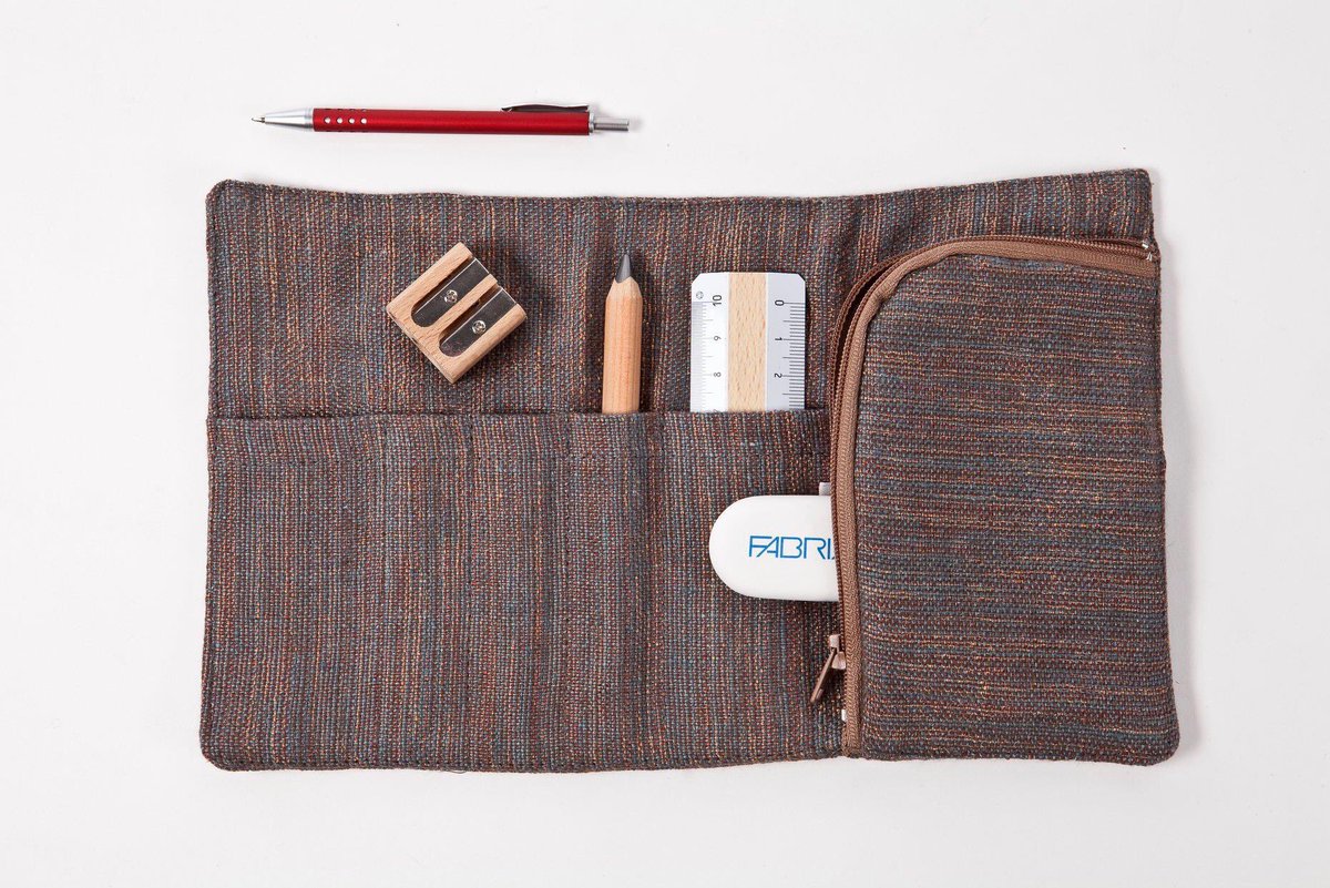 #MondayMotivation
Avere l’indispensabile a portata di mano: penna, matita, gomma, righello e temperino a due fori in un astuccio in lino con elastico e bottone di chiusura.
shop online💥 bit.ly/34Xa8CP
#Minicartucciera #Happydesk