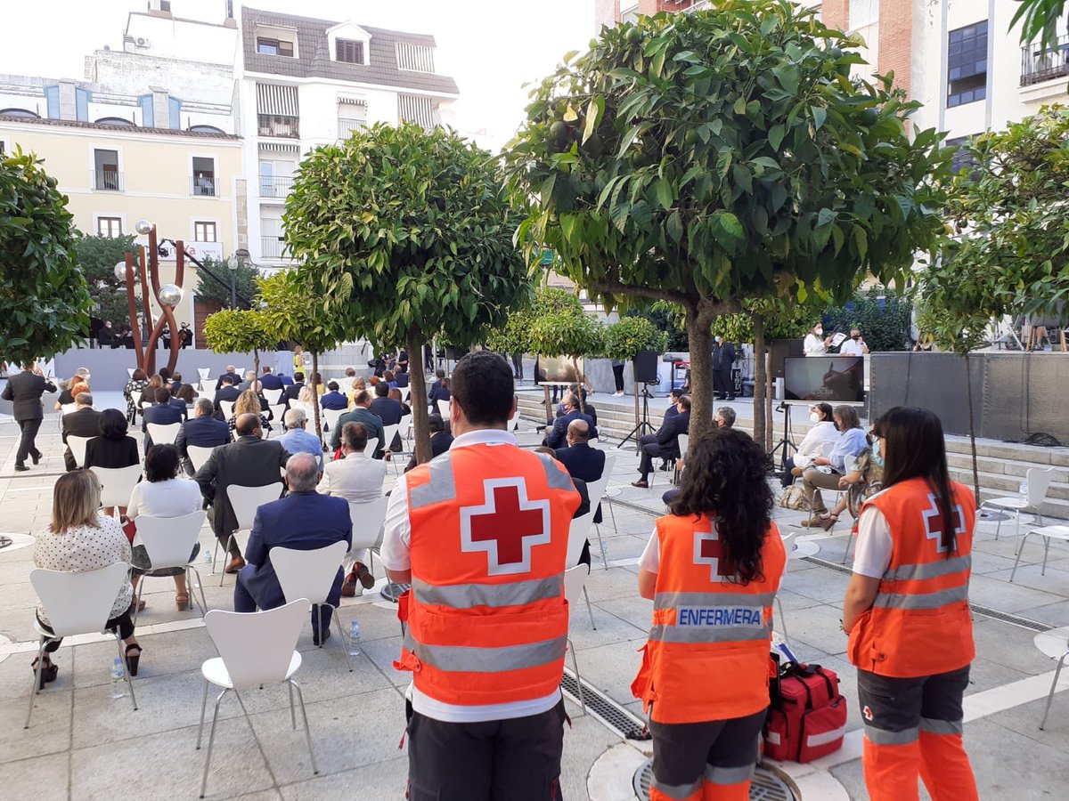Dos equipos de <a href="/CRE_Emergencias/">Cruz Roja Emergencias</a> se encuentran hoy en Merida, dando cobertura de #PreventivosCruzRoja al acto de entrega de <a href="/Medallas_Ext/">Medallas de Extremadura 2020</a> #DiadeExtremadura #SencillamenteGracias