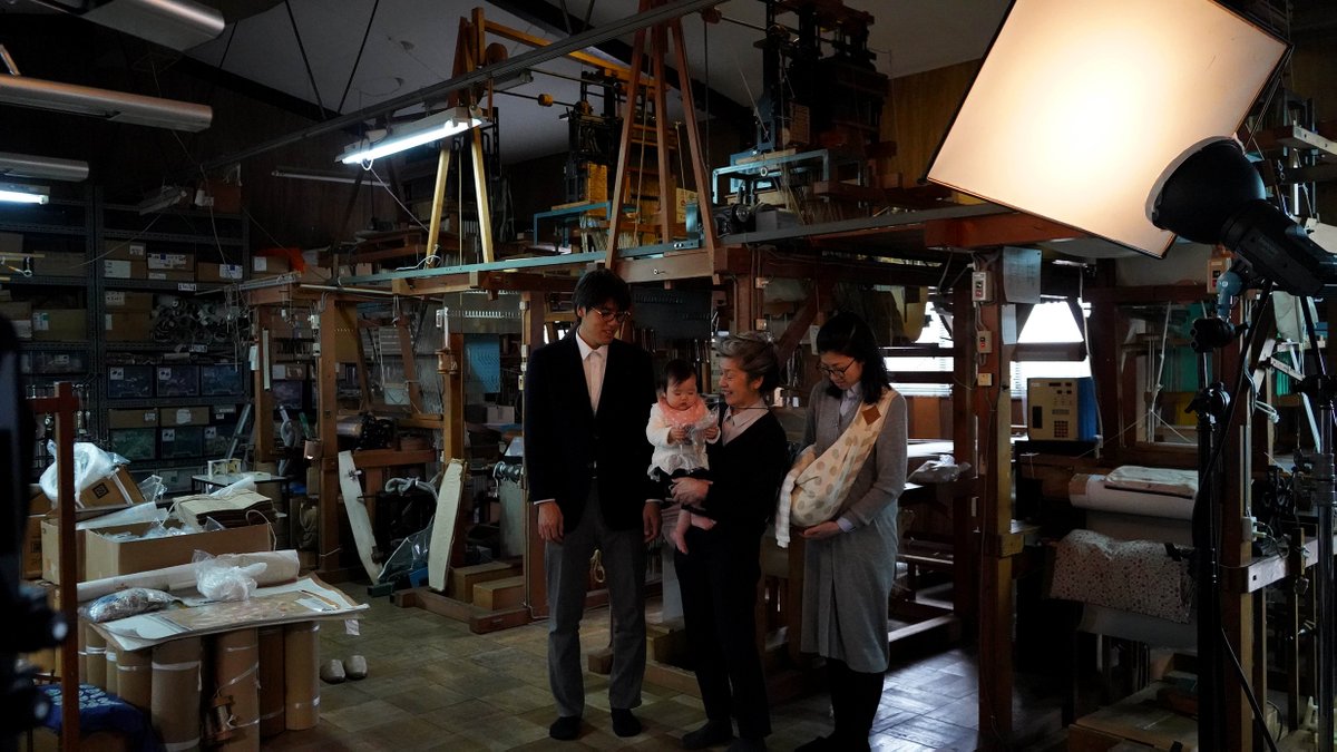 Kyoto_Mocad's tweet photo. 【behind the Tsugumono】
・
特別企画展「継ぐもの-In between crafts」の撮影時の様子をお届けします。
・
#behindthetsugumono
#町田益宏
#織機
#箔
#kgplus
#kg2020 https://t.co/2Ny310UMZ8