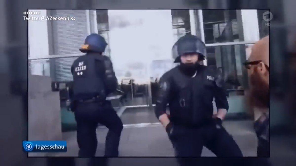 hori_____zont's tweet photo. Es ist schon interessant, dass die Farbtemperatur im @tagesschau - Edit deutlich kühler ist als im "Antifa Zeckenbiss" - Edit.

Sollte auf diese Weise zusätzlich dramatisiert werden?
 
L: AZ / R: Tagesschau

#Reichstag #EmotionaleManipulation https://t.co/16GJIn4Whq