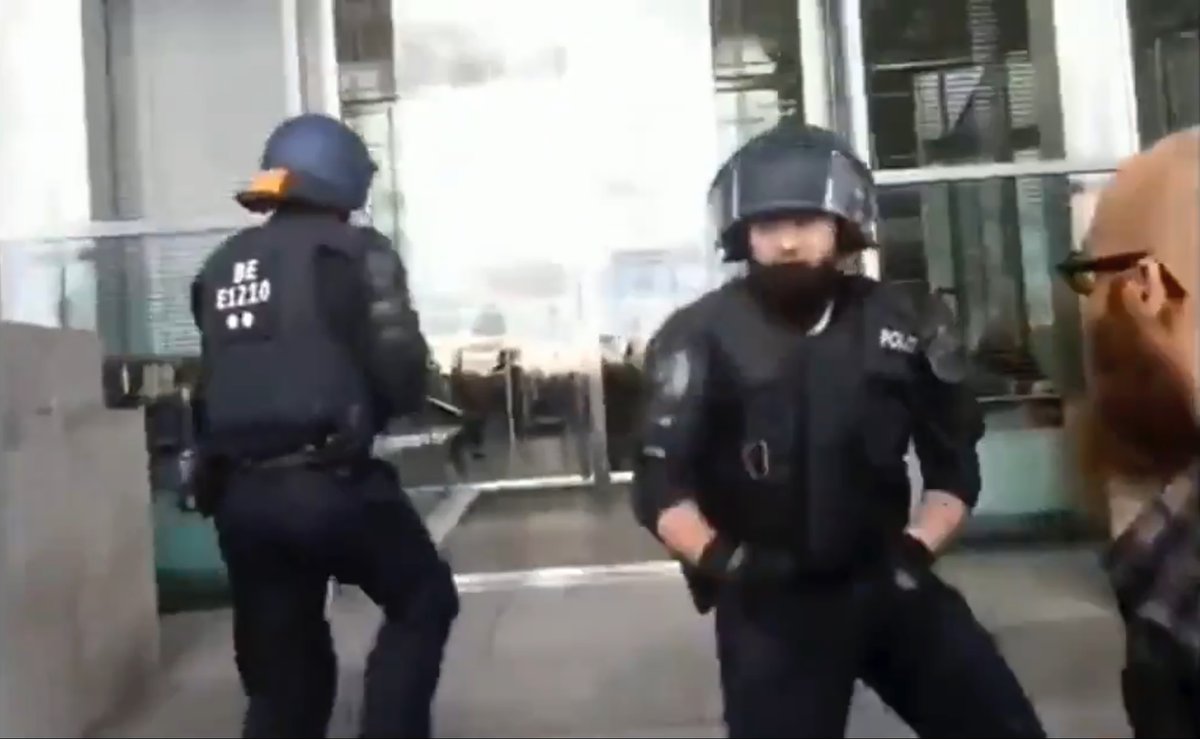 hori_____zont's tweet photo. Es ist schon interessant, dass die Farbtemperatur im @tagesschau - Edit deutlich kühler ist als im "Antifa Zeckenbiss" - Edit.

Sollte auf diese Weise zusätzlich dramatisiert werden?
 
L: AZ / R: Tagesschau

#Reichstag #EmotionaleManipulation https://t.co/16GJIn4Whq