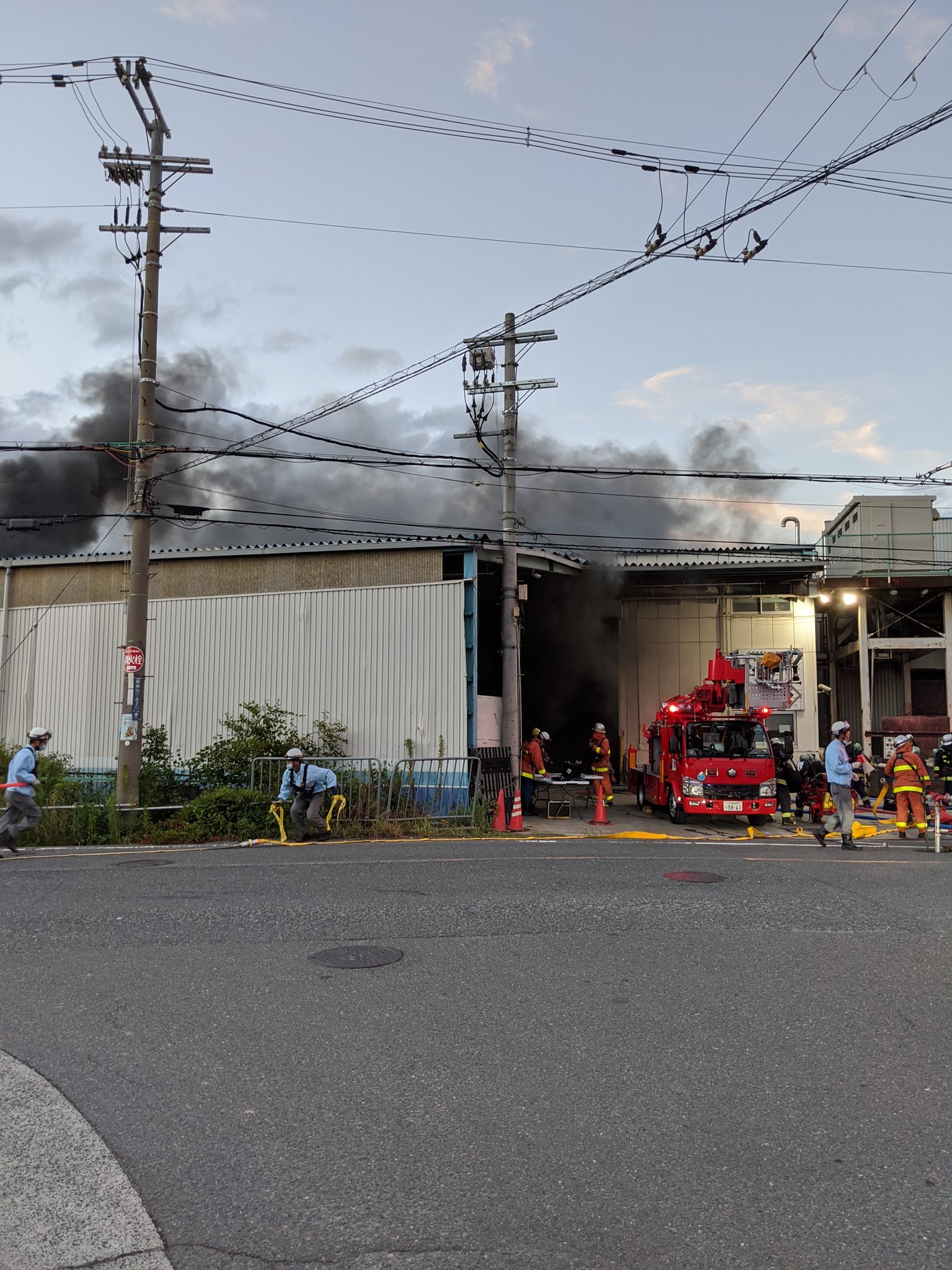 大東市御領の工場で火事が起きている画像