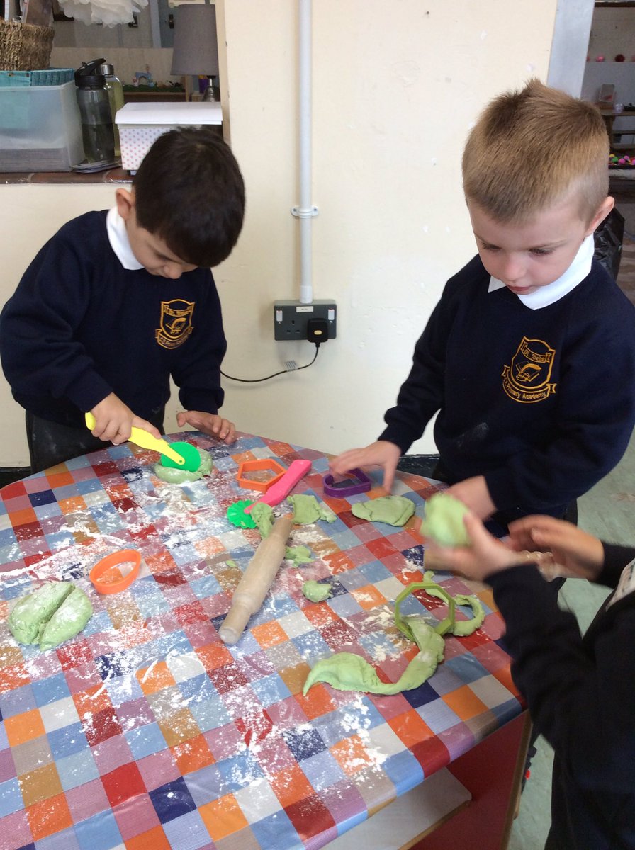 StbedeRS's tweet photo. What a super first morning we have had! All of the children settled into their new class straight away and we had lots of fun playing together 🤩🥰✏️🧩 https://t.co/M5UZHwq275
