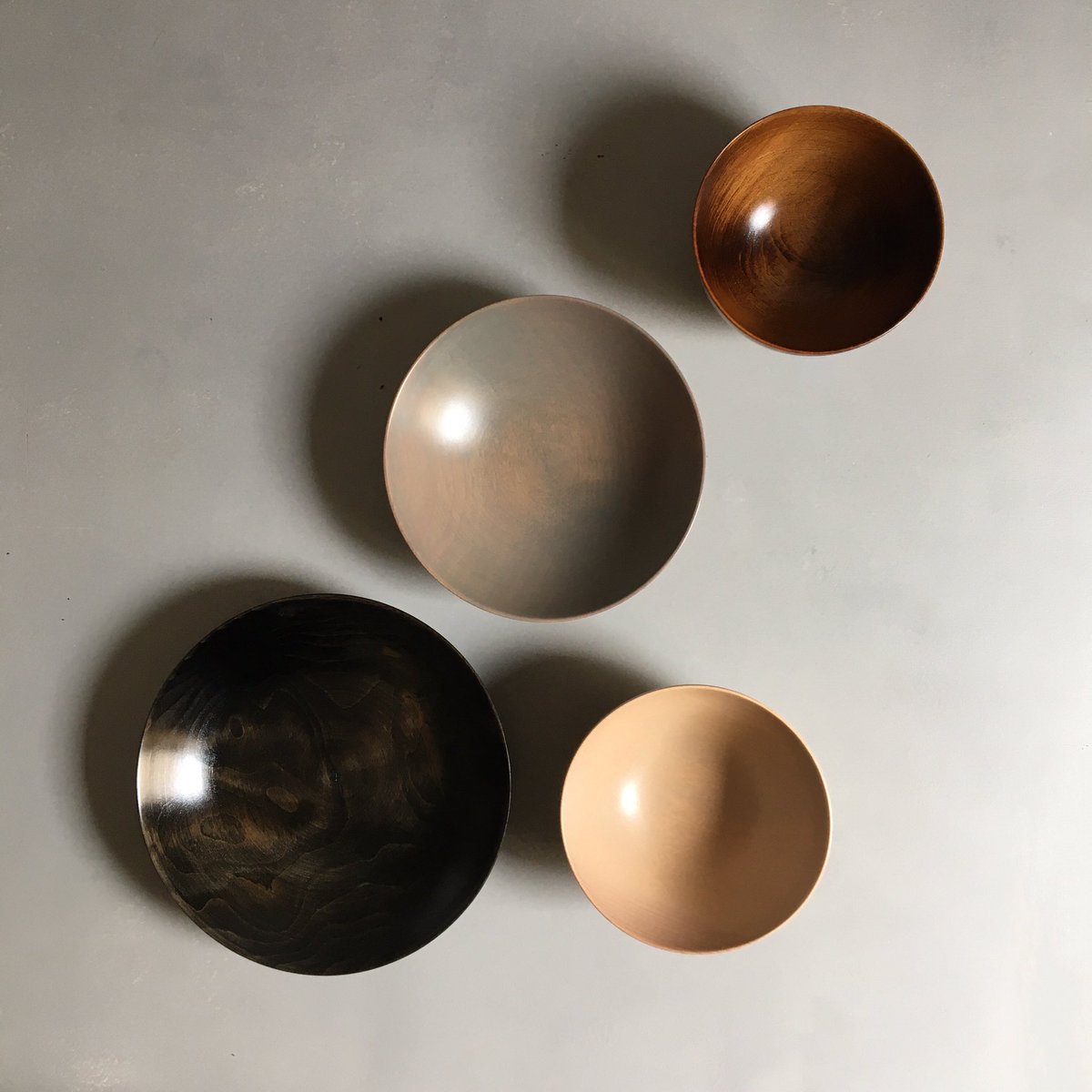basic_accent's tweet photo. 四つ椀 WABI 4
石川県の伝統工芸士 森本 勉(塗)作。
精進料理や懐石料理に用いられる四つ椀を、現代風にアレンジしたお椀です。底の高台を取り除いてボウル風にすることで、現代の生活にも合う器に変身。
ご飯、汁物、主菜、副菜を盛り付けると一食分が整います。
#basicandaccent https://t.co/fJzedlZEBo