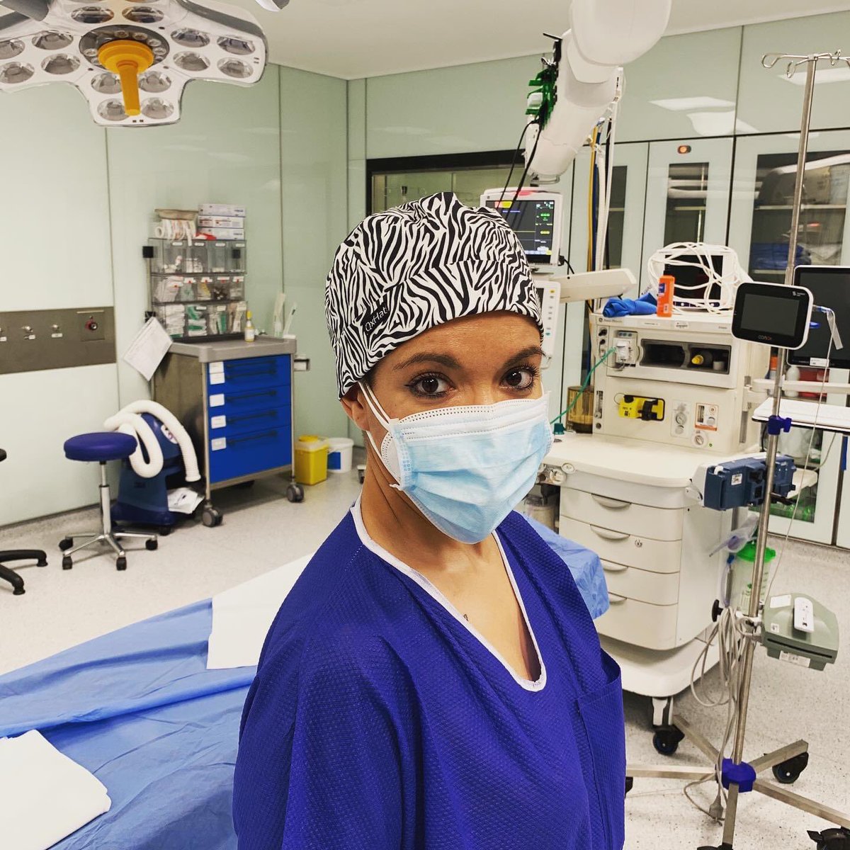 ciruhat's tweet photo. Os dejamos a @saludrepl guapísima con su fantástico #gorrosquirurgico  #zebra #gorro #quirofano #enfermera #cirujano #doctor #medicina #covid_19 #ciruhat #qxhat https://t.co/BkkYII8LB2