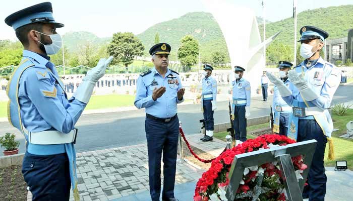 GHaZ_NAwE77's tweet photo. Chief of the Air Staff 

Air Chief Marshal Mujahid Anwar Khan said that the country's #Armedforces were well versed in protecting borders and are fully capable of defeating the enemy /1

#PakistanAirForce @DGPR_PAF 
#PakistanAirForceDay #7thSep
#DefenceDay #PakistanZindabad https://t.co/W5KcMSC8O1