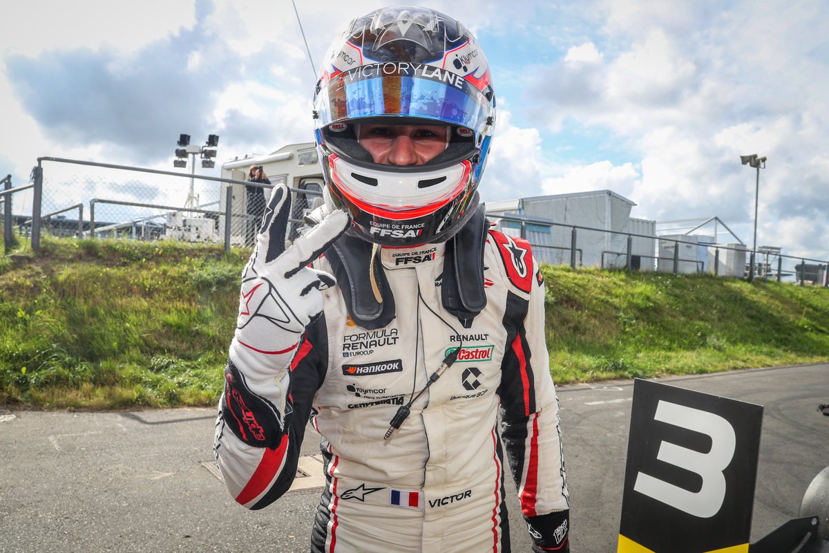 FFSportAuto's tweet photo. 2⃣ courses
2⃣ poles
2⃣ victoires
2⃣ meilleurs tours

What else @VictorMartinsFR ? 😎

#FormulaRenault #EDFCircuit https://t.co/XmUNtdhoK6