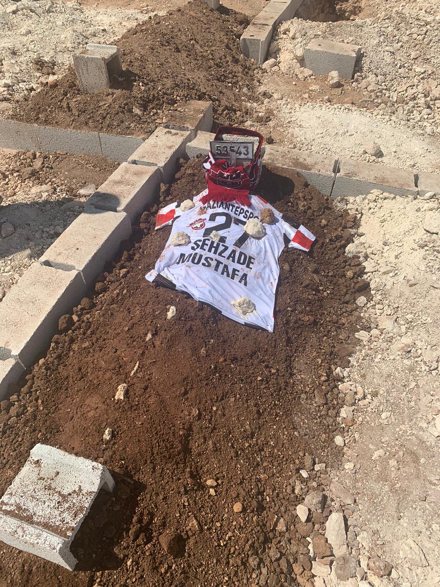 FreeFalconsBGT's tweet photo. Renktaşımız, yoldaşımız Mustafa ağabeyimizi, Ankara'dan şehrimize dönerken trafik kazası sonucu kaybettik. Hayatı boyunca, çok sevdiği Gaziantepspor'un daha güzel tribünü olsun diye kafa yoran, işçi sınıfının kurtuluşu için mücadele eden ağabeyimizi kaybetme acısı içindeyiz. https://t.co/TjpW0Asv0r