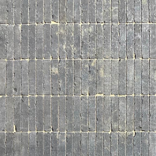 ChelmerValley's tweet photo. Our Old Belgium Anthracite pavers laid neatly in this project by @GroundFigure. This paver is practical, stylish and elegant. Just looking fabulous in a stack bond.
#greypavers #brickwork #claypavers #stackbond #gardendesign #architecture #landscapedesign #gardenideas #paving https://t.co/49TfM5P1hR
