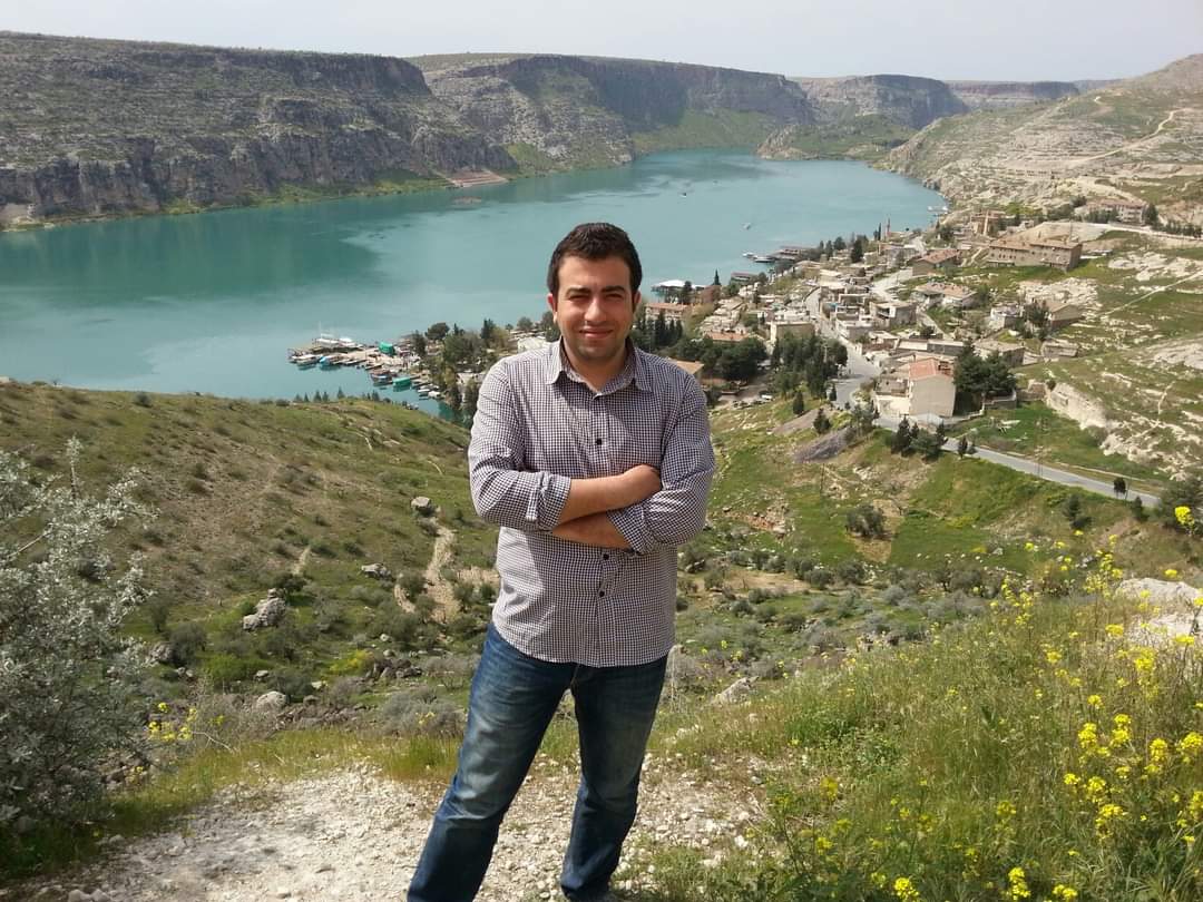 FreeFalconsBGT's tweet photo. Renktaşımız, yoldaşımız Mustafa ağabeyimizi, Ankara'dan şehrimize dönerken trafik kazası sonucu kaybettik. Hayatı boyunca, çok sevdiği Gaziantepspor'un daha güzel tribünü olsun diye kafa yoran, işçi sınıfının kurtuluşu için mücadele eden ağabeyimizi kaybetme acısı içindeyiz. https://t.co/TjpW0Asv0r