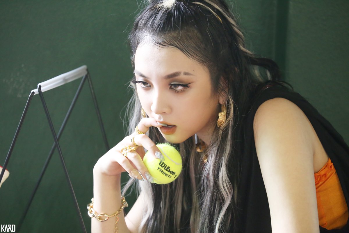 KARD_Official's tweet photo. [#지우]
매력 폭발 테니스걸🎾 지우 KWAVE X 화보 촬영 비하인드!
▶ https://t.co/R7RtRJrCro

#KARD #카드 #JIWOO #전지우 
#KWAVEX #케이웨이브엑스 https://t.co/8uI6zmb7R9
