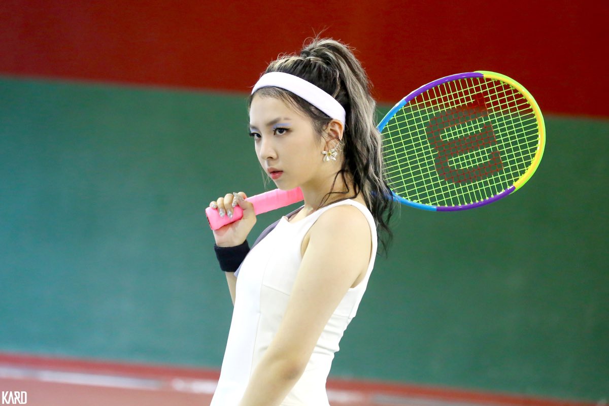 KARD_Official's tweet photo. [#지우]
매력 폭발 테니스걸🎾 지우 KWAVE X 화보 촬영 비하인드!
▶ https://t.co/R7RtRJrCro

#KARD #카드 #JIWOO #전지우 
#KWAVEX #케이웨이브엑스 https://t.co/8uI6zmb7R9