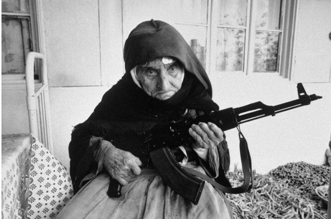 Une arménienne de 106 ans défendant sa maison  (1990)