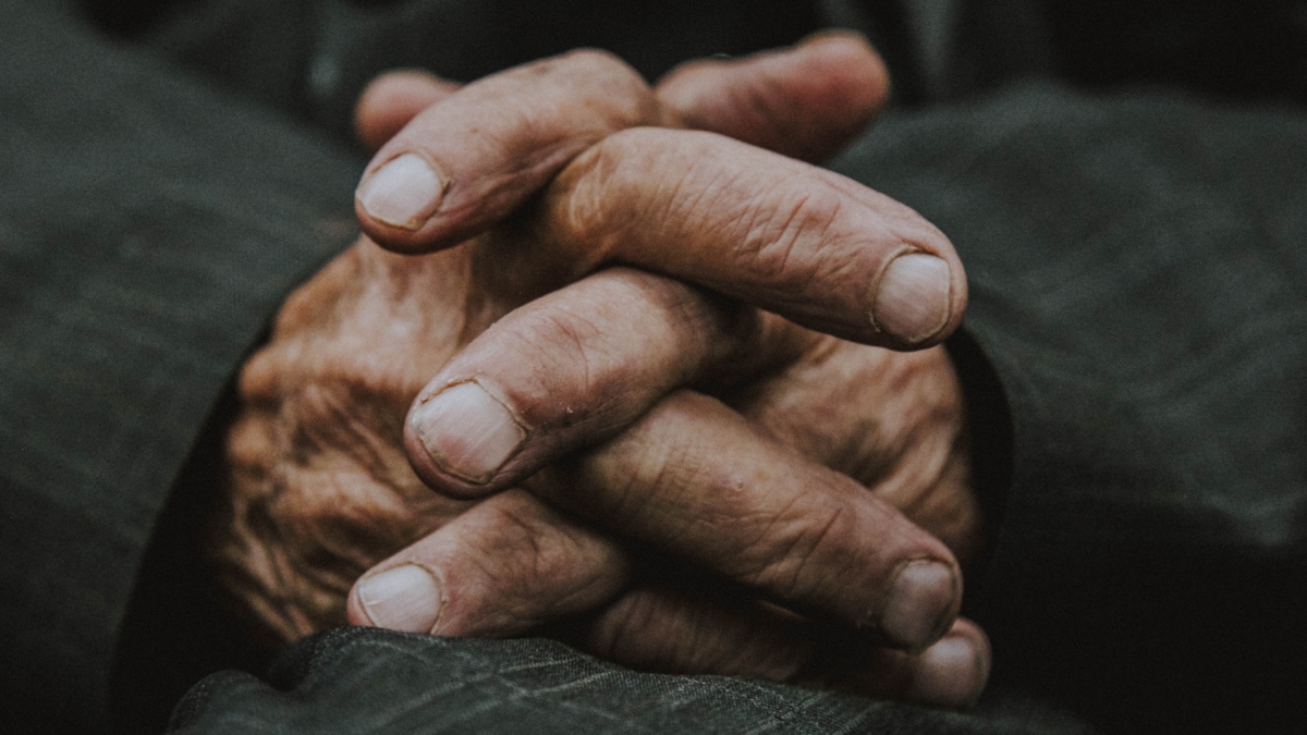 ClutterMeister's tweet photo. Guiding my clients often involves #unorthodox methods: holding their hands or even offering a #hug can be part of decluttering! Hear more https://t.co/EmYrDl4rq8 and stay #clutteraware @apdouk https://t.co/E4e6i9Na3I
