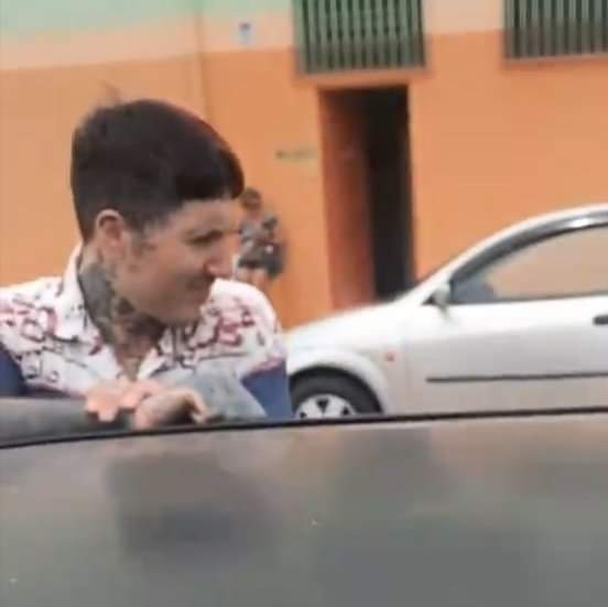 TodoDiaUmRock's tweet photo. Se tá ruim pra você, imagina pro Oliver Sykes que largou o deathcore pra passar perrengue com uma Fiat Uno no interior de SP. https://t.co/JCVH5sP1q4