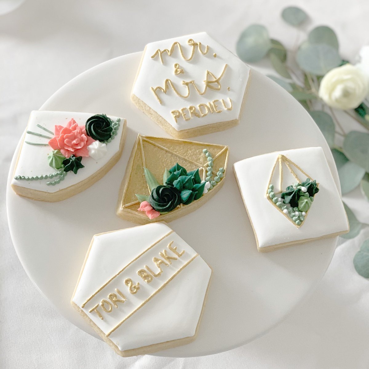 Congratulations Mr. & Mrs. Perdieu ✨ Succulent wedding cookies 🌿 
.
.
.
#royalicingcookies #weddingcookies #succulentcookies #mrandmrs #terrariumcookies #sugarcookies #royalicingsugarcookies