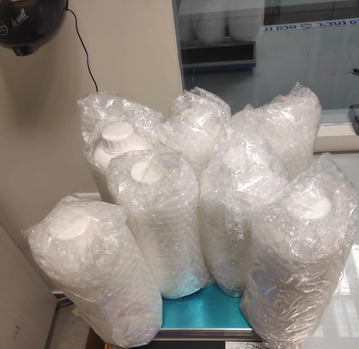 IL_police's tweet photo. תושב גבעתיים (65) נעצר כשברשותו 9 ליטרים של חומר מסוג-GBL, הידוע גם כסם האונס, שלפי החשד ייבא מסין. שוטרי ימ״ר ת״א פשטו על ביתו של החשוד, שם איתרו מעבדה לרקיחת חומרים כימיים וכן חומרים כימיים שונים. הוא נלקח לחקירה ומעצרו הוארך https://t.co/e4hdsY3Bvi