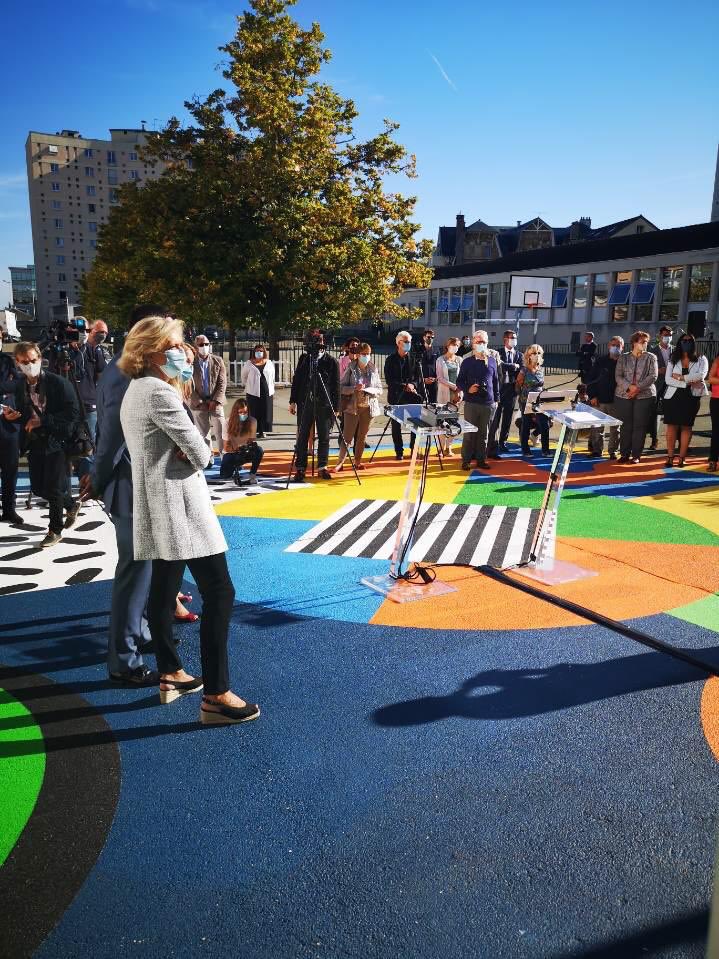 avecValerie's tweet photo. Inauguration ce matin par @vpecresse à Poissy de « COMBIN’AIR » le 1er dispositif de purification d’air dans la cour d’une école.
➡️ Désormais les collectivités locales qui le souhaitent pourront demander l’aide de la Région pour installer des dispositifs similaires. #AirIDF https://t.co/vRbhA9nhDn