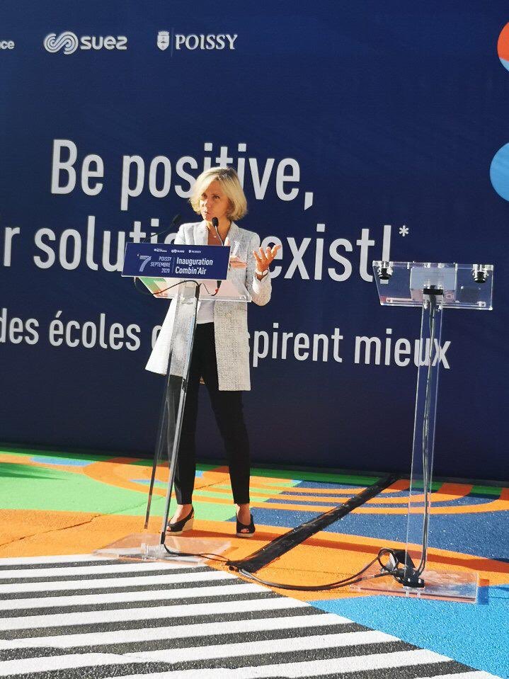 avecValerie's tweet photo. Inauguration ce matin par @vpecresse à Poissy de « COMBIN’AIR » le 1er dispositif de purification d’air dans la cour d’une école.
➡️ Désormais les collectivités locales qui le souhaitent pourront demander l’aide de la Région pour installer des dispositifs similaires. #AirIDF https://t.co/vRbhA9nhDn