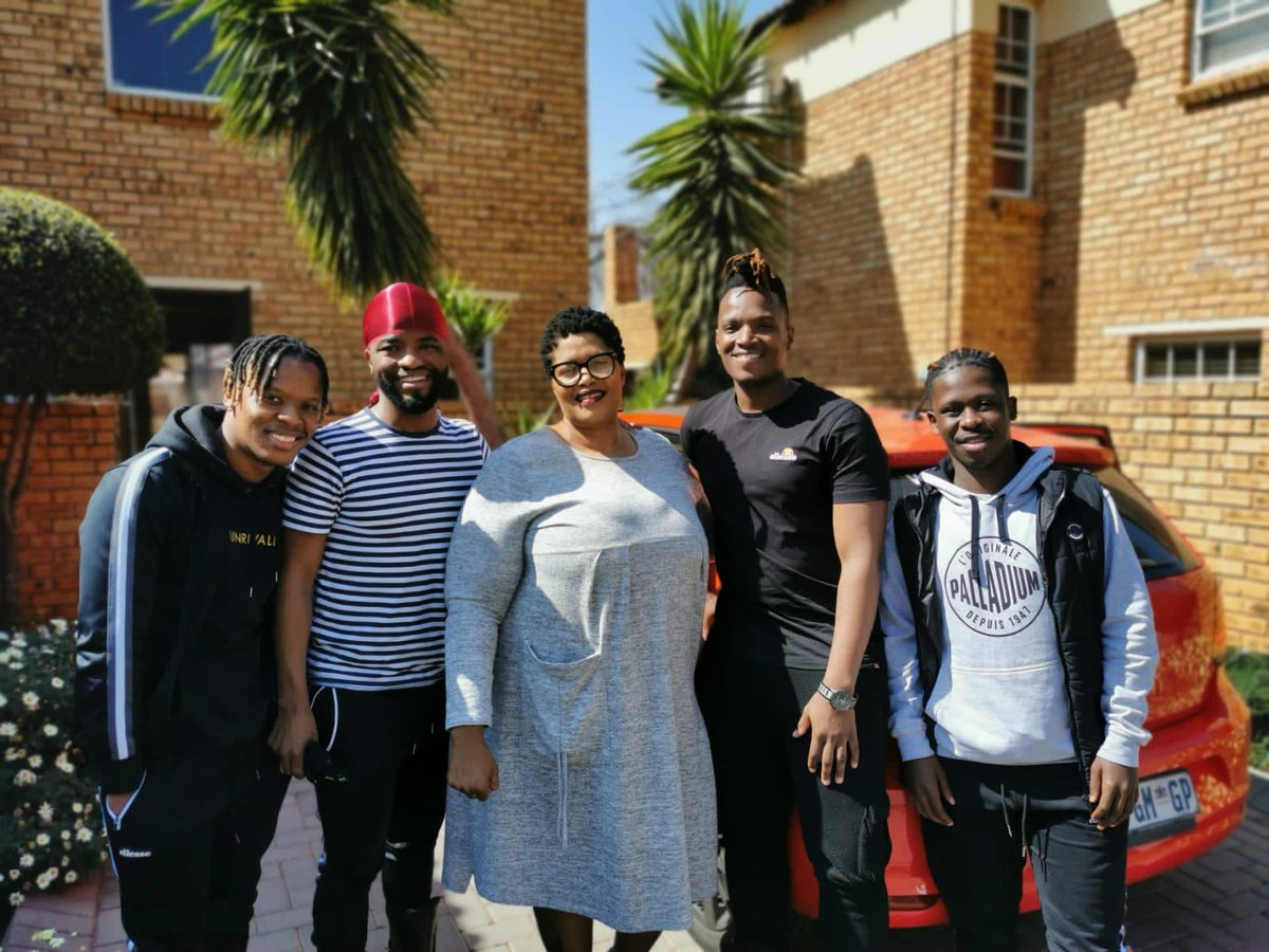 SowetosFinest's tweet photo. Took some time out and went to visit Akhumzi Jezile's family. Funny enough his mom had a dream about us. We had such a pleasant day. We laughed , reminisced and prayed about the life of a hero!!! 

Lala Ngoxolo Akhumzi Jezile ❤🕯

Siyakukhumbula #NjaloNjalo https://t.co/82wVJ3NdB1