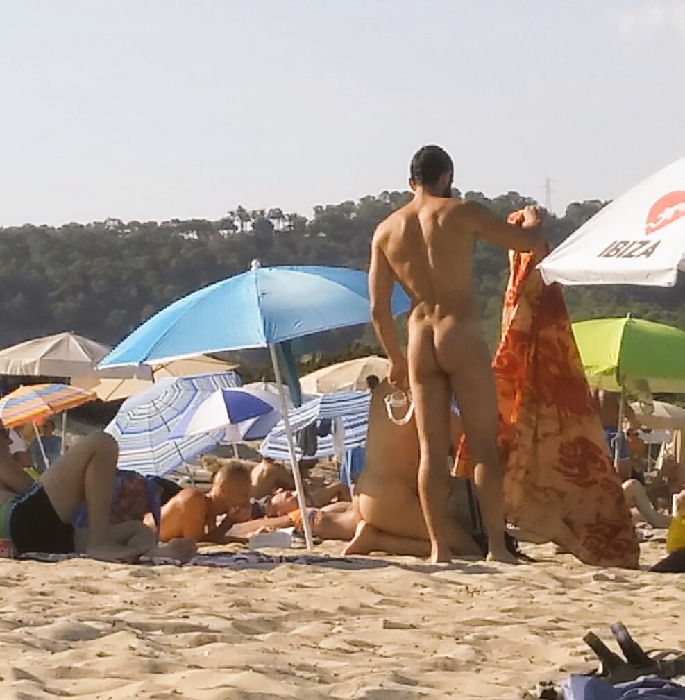 Gay beach: Es Cavallet 
#gaybeach #cakesbytheocean #LGTBQ #Grinder #gaynude #gayfkk