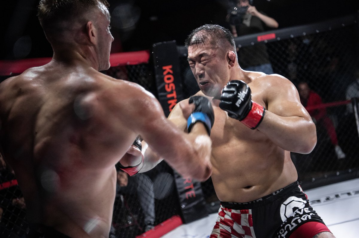 EMC_Promotion's tweet photo. The #EMC5 Main Event: Stuart Austin vs. Satoshi Ishii!
View the full gallery on our Facebook page.
(📷 Foto Seven Sport) https://t.co/xzVq108o3w