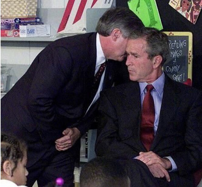 George W Bush dans une école en train d’être informé des attaques du 11 septembre 2001