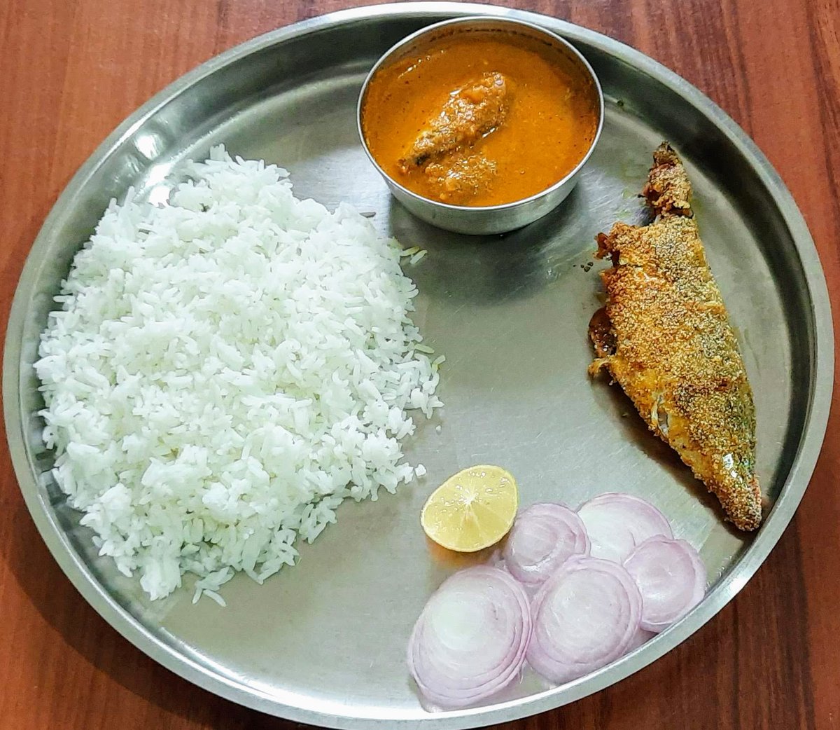 AnanyasD's tweet photo. Karwarian Fish Thali - Happy home cooking
#karwar #karwarian #konkanifood #konkan #konkandiaries #fish #fishnets #fishthali #seafood #sea #seafoodlovers #bangda #macrel #indianrecipes #indiancuisine #indiancooking #saundale #whitefish… https://t.co/X3HDFXV4h6 https://t.co/jft5fs94fK