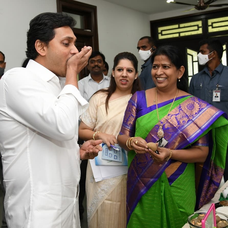 TanetiVanitha's tweet photo. *వైఎస్‌ఆర్‌ సంపూర్ణ పోషణ, వైఎస్‌ఆర్‌ సంపూర్ణ పోషణ ప్లస్‌ పథకంలో ఇస్తున్న ఆహార పదార్ధాల మెనూపై అధికారులను వివరాలు అడిగి... రుచి చూసిన సీఎం శ్రీ వైయస్‌.జగన్‌అన్న* #tanetivanithaysrcp @TanetiVanitha #ysjan #YSRSampoornaPoshana #YSR @SucharitaYSRCP @ysjagan https://t.co/wOxa19LI1F