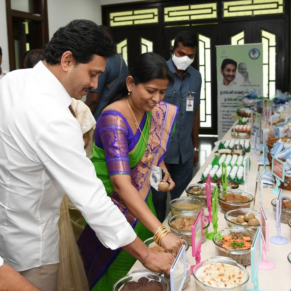TanetiVanitha's tweet photo. *వైఎస్‌ఆర్‌ సంపూర్ణ పోషణ, వైఎస్‌ఆర్‌ సంపూర్ణ పోషణ ప్లస్‌ పథకంలో ఇస్తున్న ఆహార పదార్ధాల మెనూపై అధికారులను వివరాలు అడిగి... రుచి చూసిన సీఎం శ్రీ వైయస్‌.జగన్‌అన్న* #tanetivanithaysrcp @TanetiVanitha #ysjan #YSRSampoornaPoshana #YSR @SucharitaYSRCP @ysjagan https://t.co/wOxa19LI1F