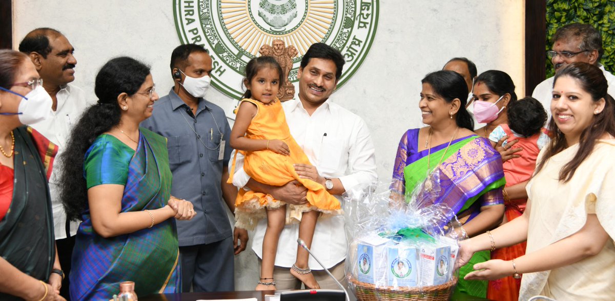 TanetiVanitha's tweet photo. వైఎస్‌ఆర్‌ సంపూర్ణ పోషణ..
#YSRSampoornaPoshana #tanetivanithaysrcp @TanetiVanitha https://t.co/QkRvZcxCvA