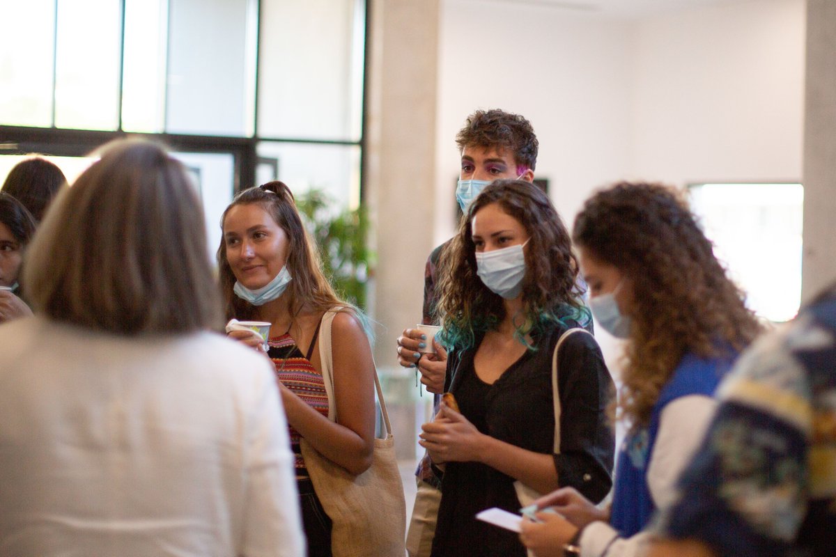 [#Rentrée2020] La 1e rentrée masque en 129 ans d'histoire de <a href="/CentraleMars/">Centrale Marseille</a>. Nous sommes heureux de vous retrouver, vous et vos cheveux fous. "Ni le masque, ni les gestes barrières n’empêcheront les amitiés de se tisser, les projets de se créer et l’entraide de se nouer." <a href="/cdeumie/">Carole Deumié</a>