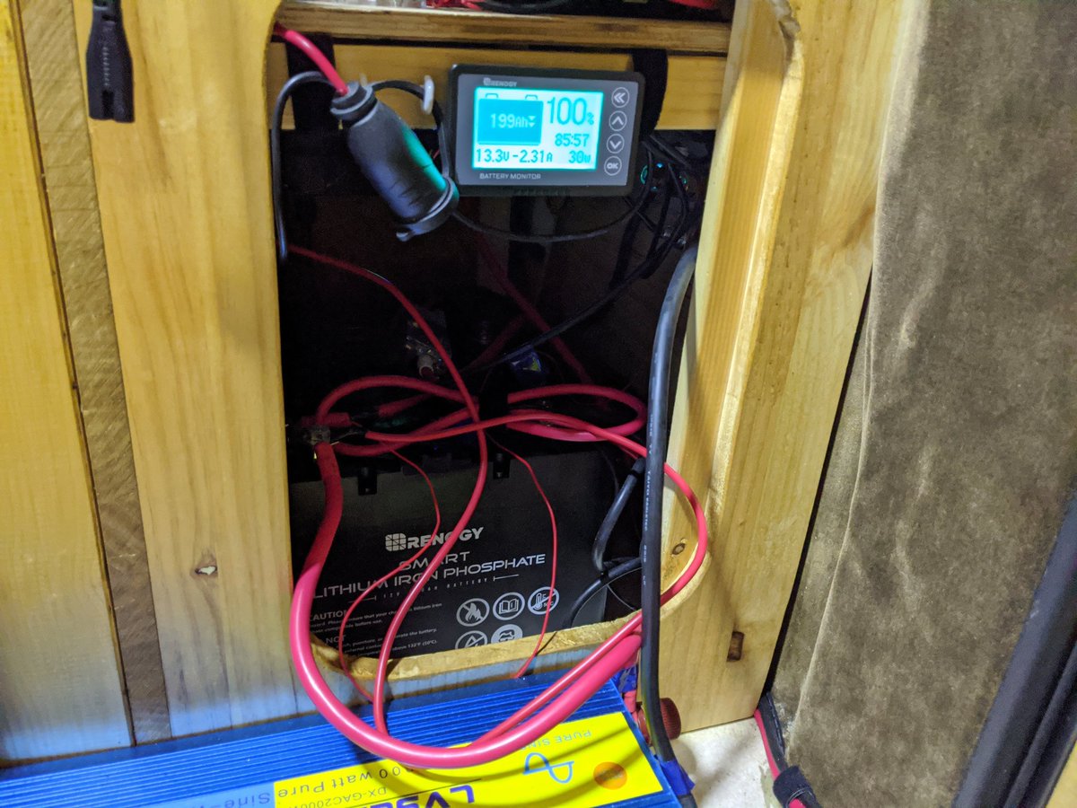 たつお モニター変えた この 表示が信用できるレベルなら遂にキャラバンのサブバッテリーリチウム化 完了にできる 突然落ちられると本当に困るので Renogy スマートリチウムイオンバッテリー 専用モニター Bms 車中泊