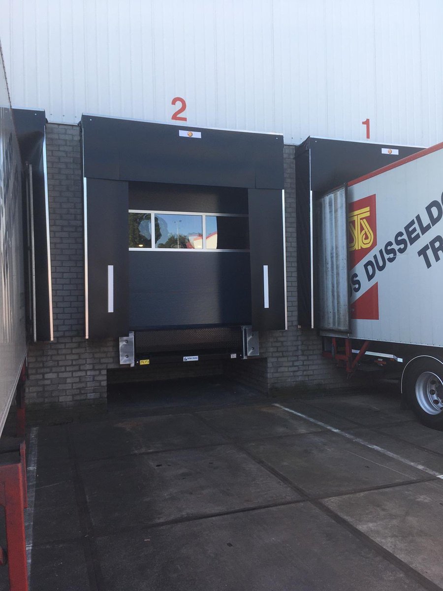 EeftinkRensing's tweet photo. Onze monteurs zijn gestart met het vervangen van levellers, deuren en shelters bij Jos Dusseldorp transport. 👍 https://t.co/IRjJXkRvF6