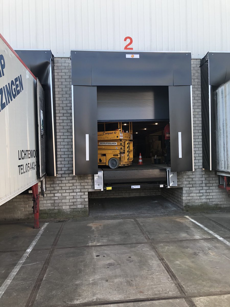 EeftinkRensing's tweet photo. Onze monteurs zijn gestart met het vervangen van levellers, deuren en shelters bij Jos Dusseldorp transport. 👍 https://t.co/IRjJXkRvF6