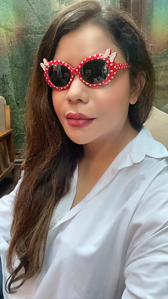 rohini_sgh's tweet photo. अब जब भक्त मंडली में बेरोजगारी इतनी बढ़ गयी है कि वो Quora तक पर जाकर मेरे चश्मे और पर्स का ‘राष्ट्रवादी एनालिसिस’ कर रहे हैं तब इस मंदी के दौर में उनकी कमाई जारी रहे इसलिए मैं एक तस्वीर पोस्ट कर रही हूँ। इस चश्मे का सही दाम बताने वाले को IT सेल की तरफ से 2 रू का इनाम। https://t.co/oc9s9ZArJx