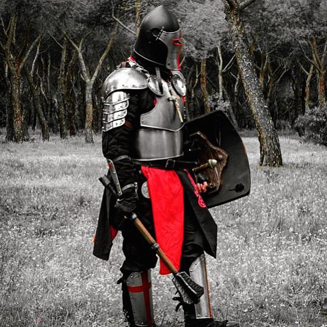 LevaCorculum's tweet photo. “Temed al hombre que alcanza cierta edad en profesiones donde eso no es lo habitual”

#ROL #REV #LARP #knight #Armour #leva #levacorculum #Sword #softcombat #medieval #cruzado #templario #fe #religion #catolico #larper #larpphoto #larping #medievalstyle https://t.co/i1XubCis1i