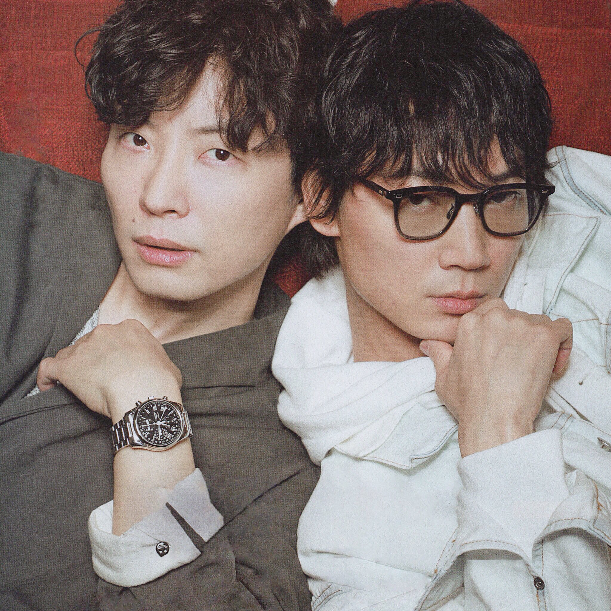 綾野剛＆星野源：逆バックハグ＆ウインクカットも 「anan」表紙