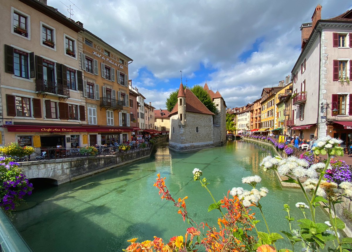 Daily #photooftheday today comes from lovely Annecy, the little Venice of the Mountains 💕
#thegoodlifefrance #AnnecyMountains