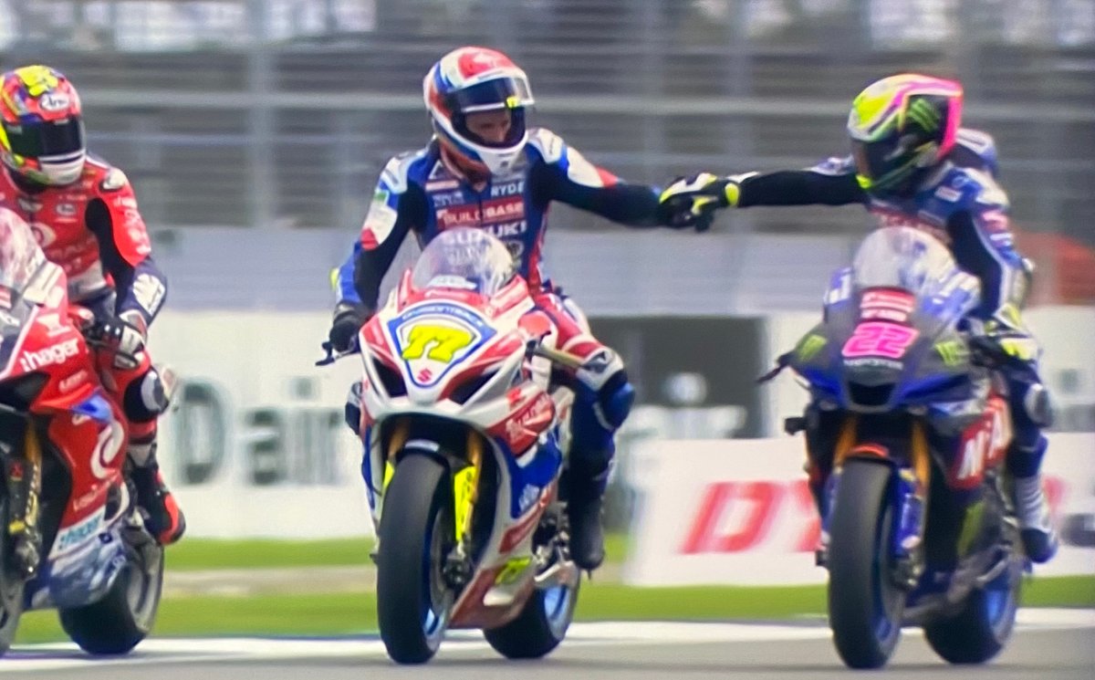 bikehps's tweet photo. Well done @kyleryde with 2 wins and a 2nd at #Silverstone this weekend - fantastic result!
#BritishSuperbikes #BuildbaseSuzuki #SilverstoneCircuit #DymagWheels #UP7X #WinningWheels #MRAscreens #MRAwindshield #MRAwindshields https://t.co/NhowOiKTlA