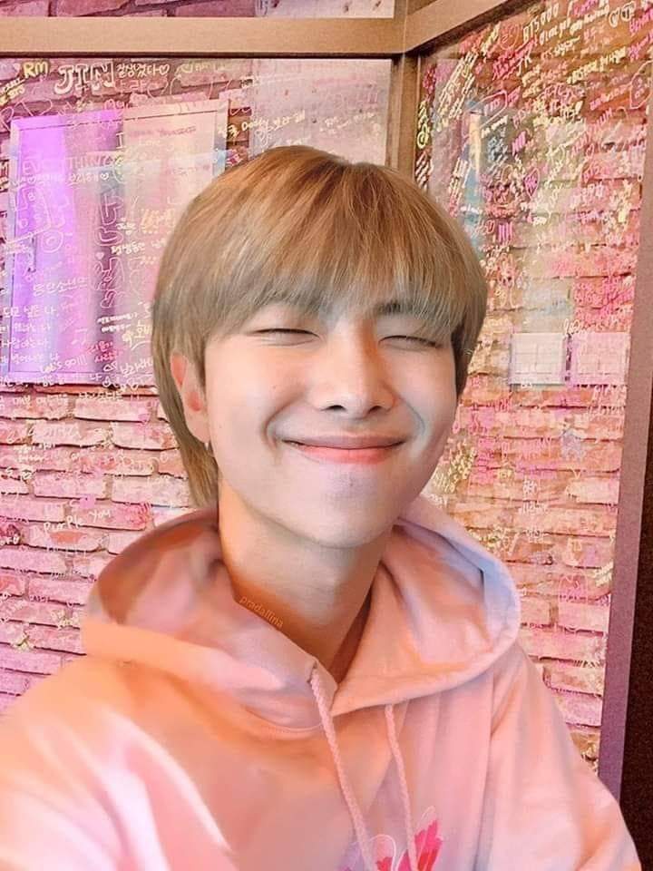 MiojinSol's tweet photo. Minha cara de sono quase estragou a foto kkkk aniversário do Nam esta chegando armys... Vocês não esqueceram certo? 💜 #ARMYSelcaDay https://t.co/IKxKxinEob