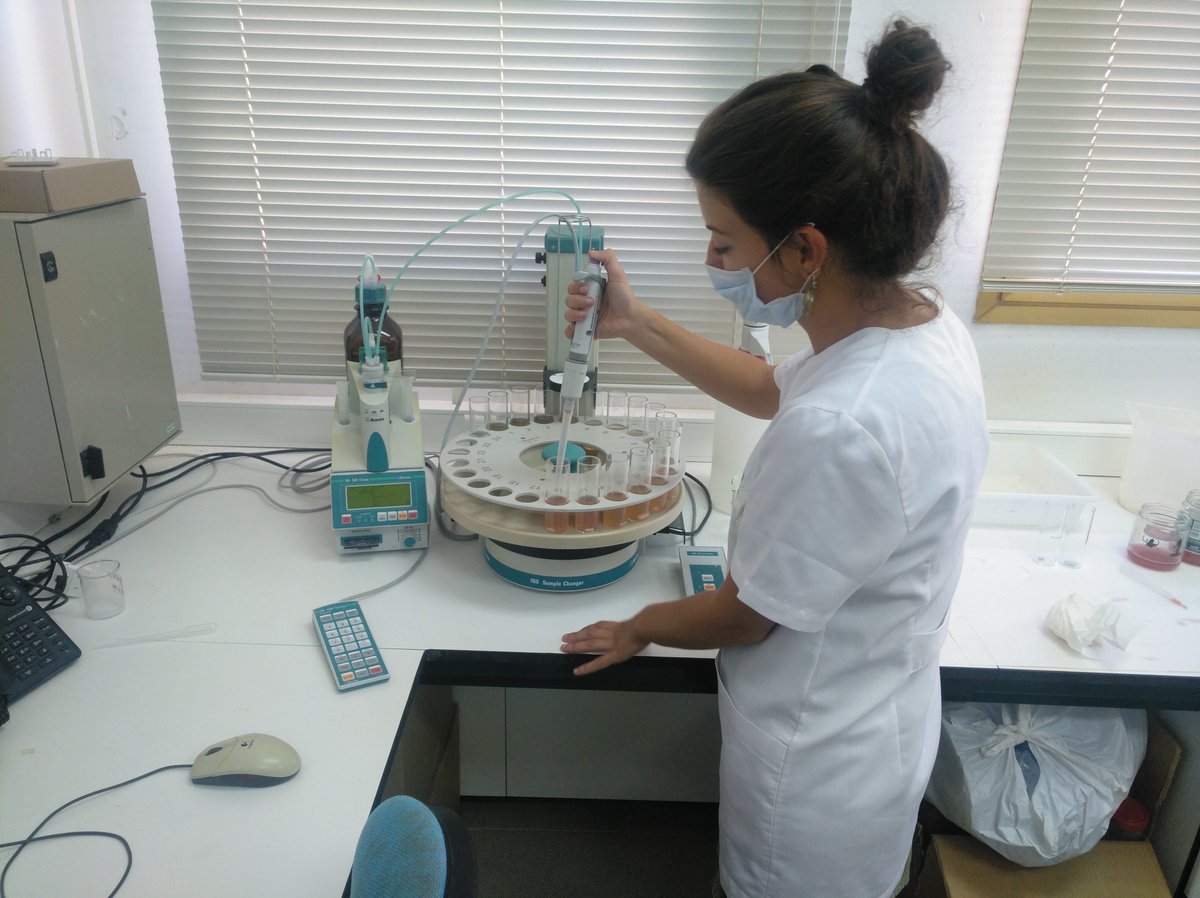 IviaRiegos's tweet photo. Y después del muestreo de uva🍇al 100% de envero del proyecto #InnoBobal🌄 toca análisis de calidad tecnológica y fenólica👩🔬 buscando👀posibles diferencias entre pautas de manejo del riego💦
#TransferenciaReal @GVAivia @GVAagroambient @DOUtielRequena @CoopsAgroCV @visualNACert https://t.co/ufy1V80URb