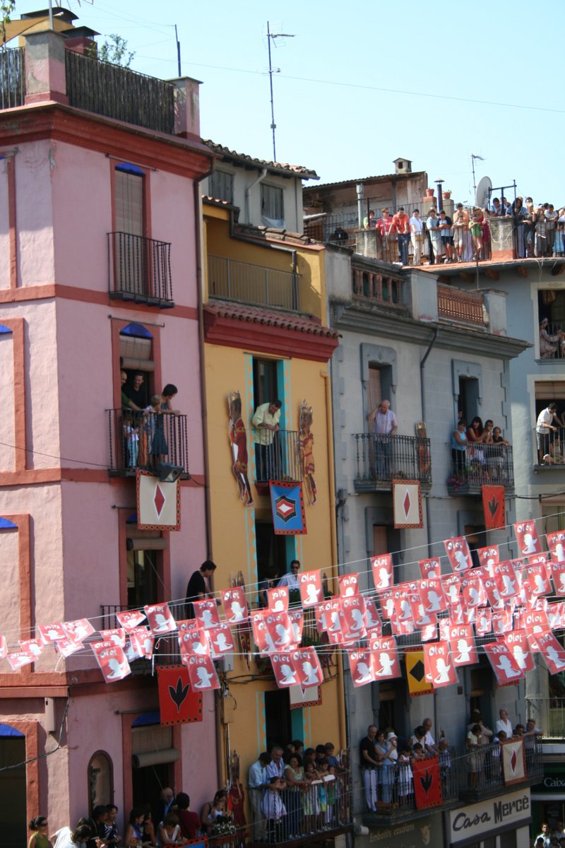 SrAumatell's tweet photo. [2006] Engalanar els carrers i les places és un altre costum de les Festes.

Actualment la Plaça dels Gegants s'hi col·loquen domassos. Alhora, l'any 2006 es va estrenar una gallarda amb la silueta del gegant.

(Autor: Jaume Aumatell)

#FdT20 #CulturaPopular #Olot #Garrotxa https://t.co/B1x42p6tBg