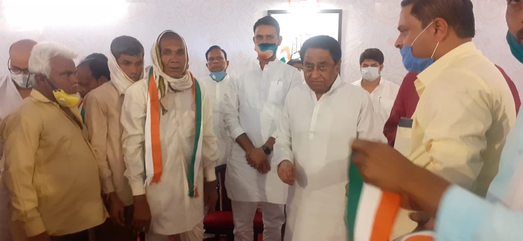 INCMP's tweet photo. बीजेपी को एक और बड़ा झटका:

बड़ा मलहेरा क्षेत्र के लोधी समाज के कद्दावर नेता आज कमलनाथ जी के समक्ष कांग्रेस परिवार में शामिल हुए..!

—मध्यप्रदेश बचाने की इस मुहिम में सभी का स्वागत है।

“दिख रहा है दम, वापस आ रहे हैं हम” https://t.co/j0xHMnVZZz