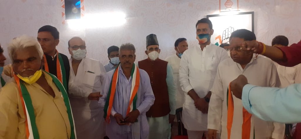 INCMP's tweet photo. बीजेपी को एक और बड़ा झटका:

बड़ा मलहेरा क्षेत्र के लोधी समाज के कद्दावर नेता आज कमलनाथ जी के समक्ष कांग्रेस परिवार में शामिल हुए..!

—मध्यप्रदेश बचाने की इस मुहिम में सभी का स्वागत है।

“दिख रहा है दम, वापस आ रहे हैं हम” https://t.co/j0xHMnVZZz