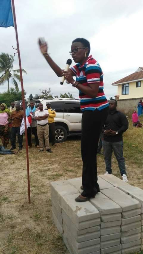 eastAfrikanews's tweet photo. #Halima Mdee Hali tete Kawe wananchi wanamfukuza kila Kona aomba ulinzi Jeshi la polisi
# Wananchi wadai hakuna alichofanya zaidi ya kuuzulia kesi mahakamani wataka akagombee Jimbo la mahakama ya kisutu
#Mfuko wa Jimbo ajinufaisha nao mwenyewe
@halimamdee https://t.co/BA3NagJyiR