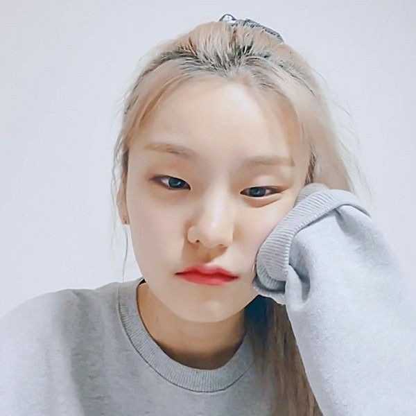 seradona's tweet photo. ㅤ
                    ㅤ  ang boring naman
                    ㅤ  kiss nyo nga ako :<
                    ㅤ https://t.co/3AEpgdoEP5