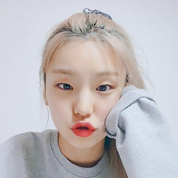 seradona's tweet photo. ㅤ
                    ㅤ  ang boring naman
                    ㅤ  kiss nyo nga ako :<
                    ㅤ https://t.co/3AEpgdoEP5