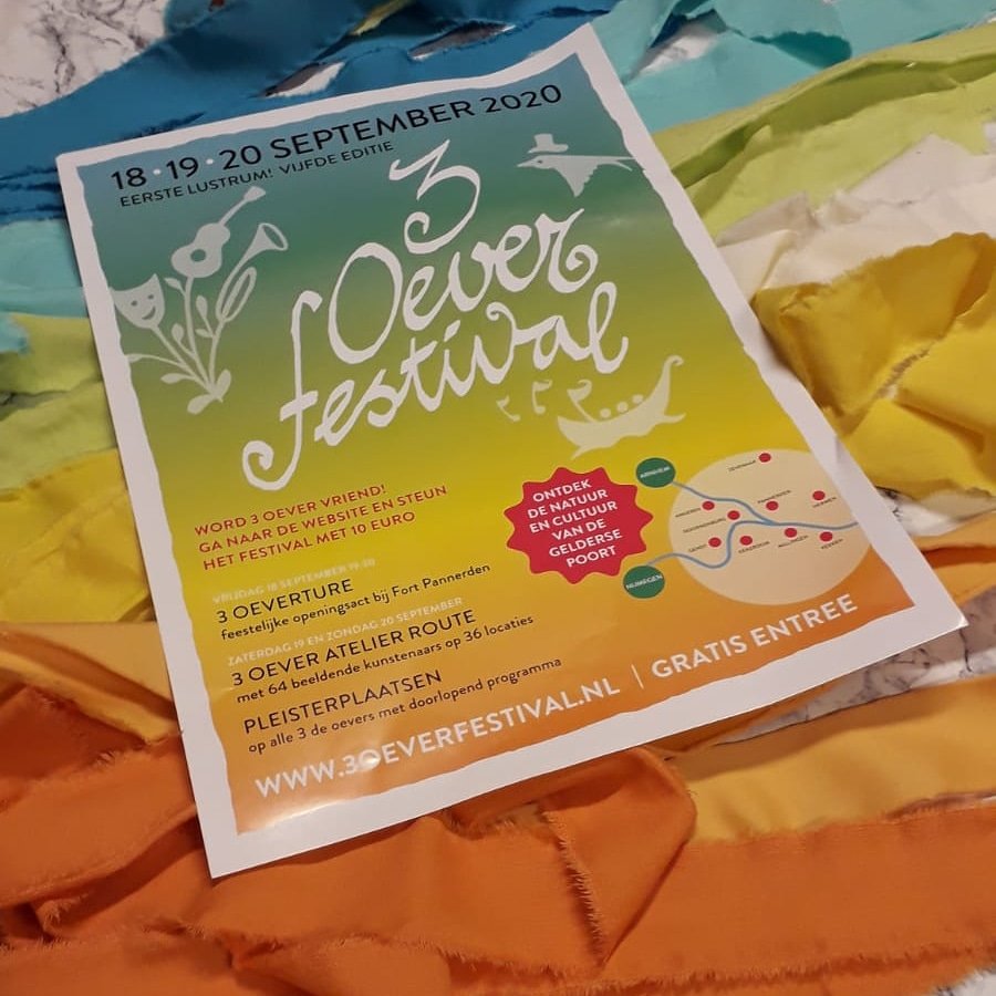 Op 19 en 20 september markeren wapperende kleuren een deel van de fietsroute op de Zuidoever van de 4 Oever Atelier Route. Mooi scholenproject georganiseerd door Marjolijn Rigtering. #fietsroute #3oeverfestival #3oeveratelierroute #wegmarkering