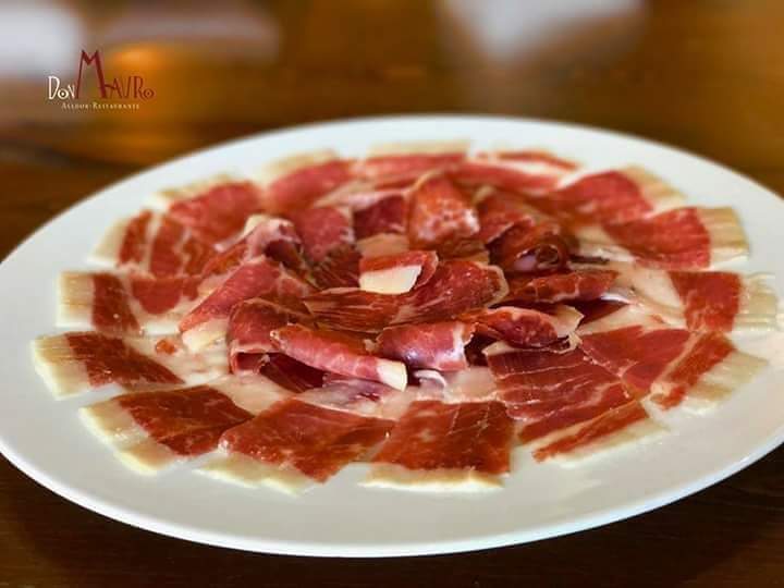DonMauroRte's tweet photo. Aunque este año no celebremos las #fiestas de #Salamanca como nos gustaría… Siempre nos quedará esa charla que tenemos pendiente con un buen amigo y el mejor sabor #ibérico de Guijuelo. Te esperamos… Porque todos los d��as son festivo en #DonMauroRte 😋 https://t.co/JUek28vA8X https://t.co/LR4fSJDtD5